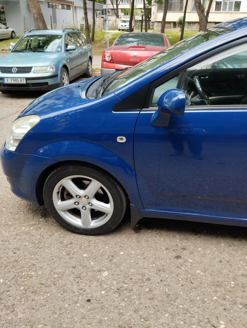 Toyota Corolla verso 2.2 136, снимка 2 - Автомобили и джипове - 53455898