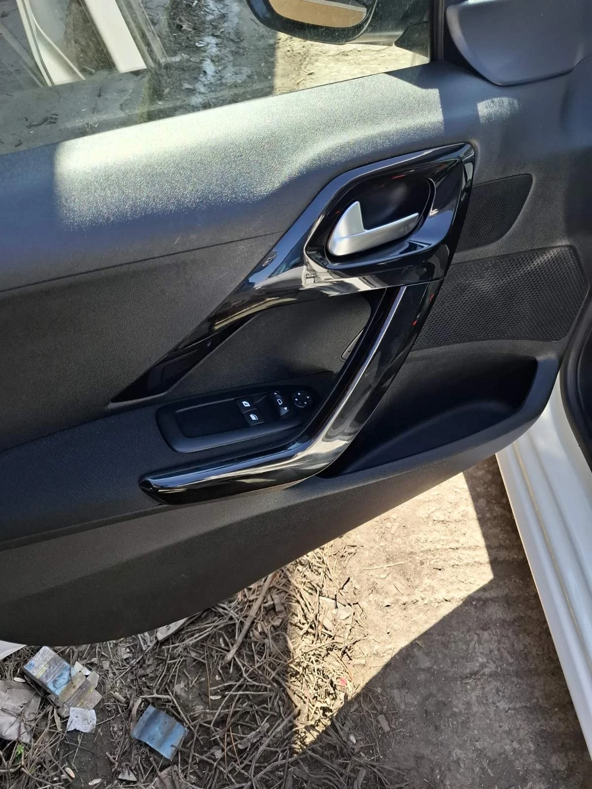 Peugeot 208 1.2i, снимка 11 - Автомобили и джипове - 53962163