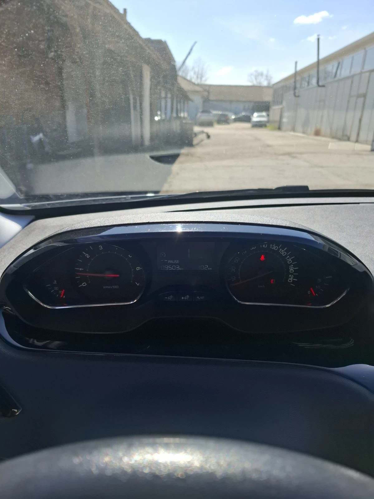 Peugeot 208 1.2i, снимка 5 - Автомобили и джипове - 53962163