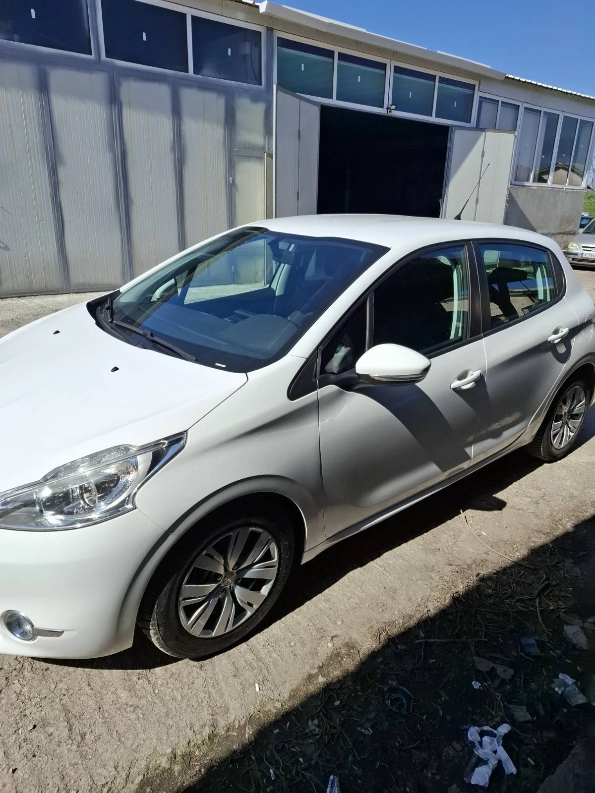 Peugeot 208 1.2i, снимка 3 - Автомобили и джипове - 53962163