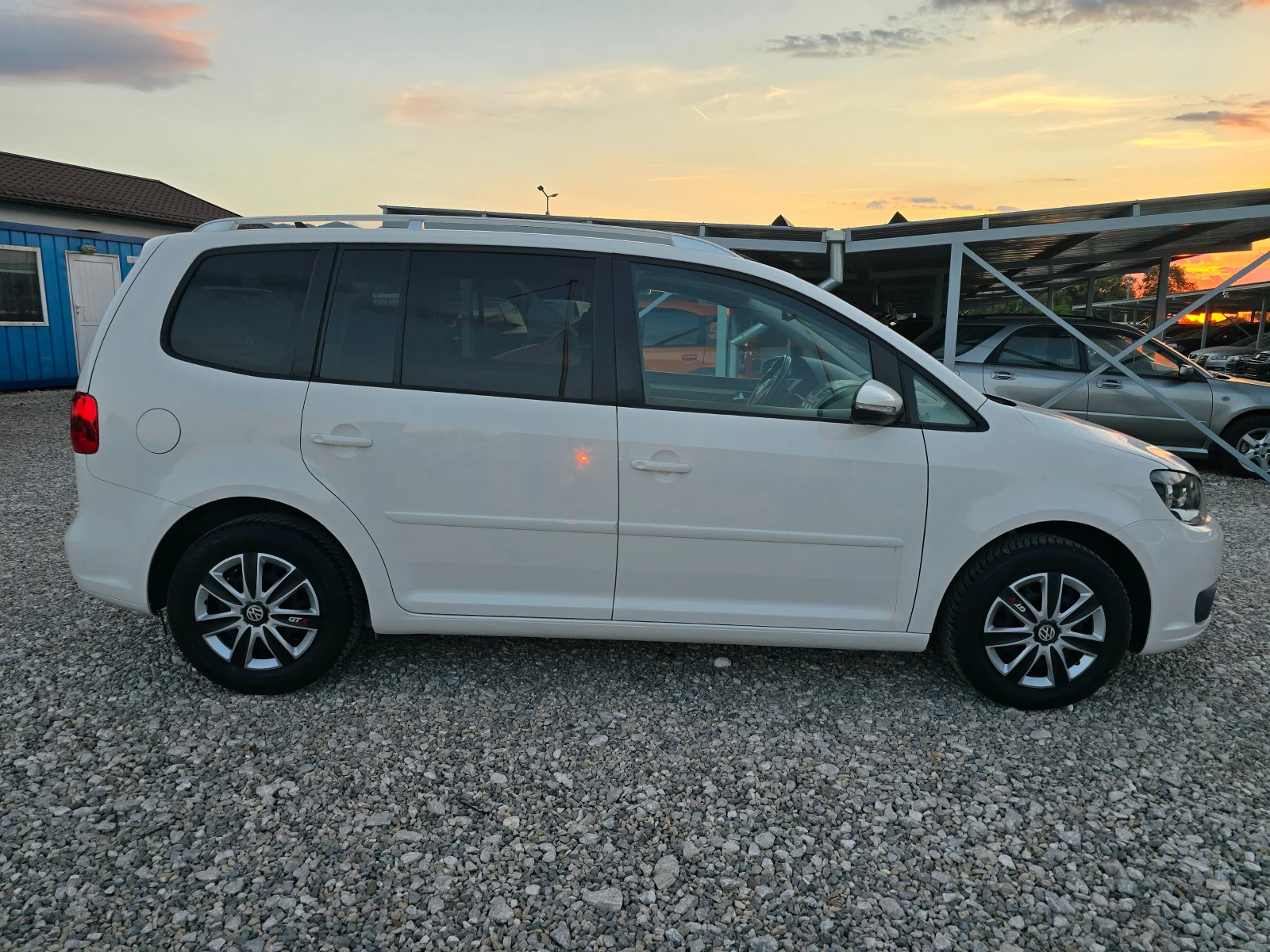 VW Touran 1.6TDI  EURO 5b ! ! НАВИГАЦИЯ, снимка 6 - Автомобили и джипове - 55059614