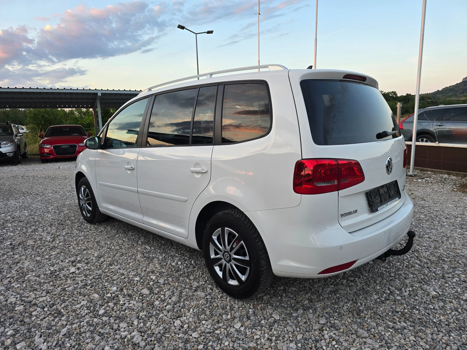 VW Touran 1.6TDI  EURO 5b ! ! НАВИГАЦИЯ, снимка 3 - Автомобили и джипове - 55059614