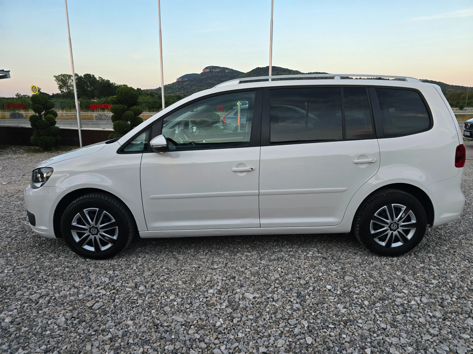 VW Touran 1.6TDI  EURO 5b ! ! НАВИГАЦИЯ, снимка 2 - Автомобили и джипове - 55059614