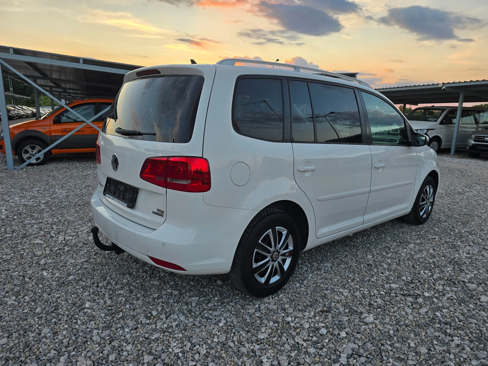 VW Touran 1.6TDI  EURO 5b ! ! НАВИГАЦИЯ, снимка 5 - Автомобили и джипове - 55059614