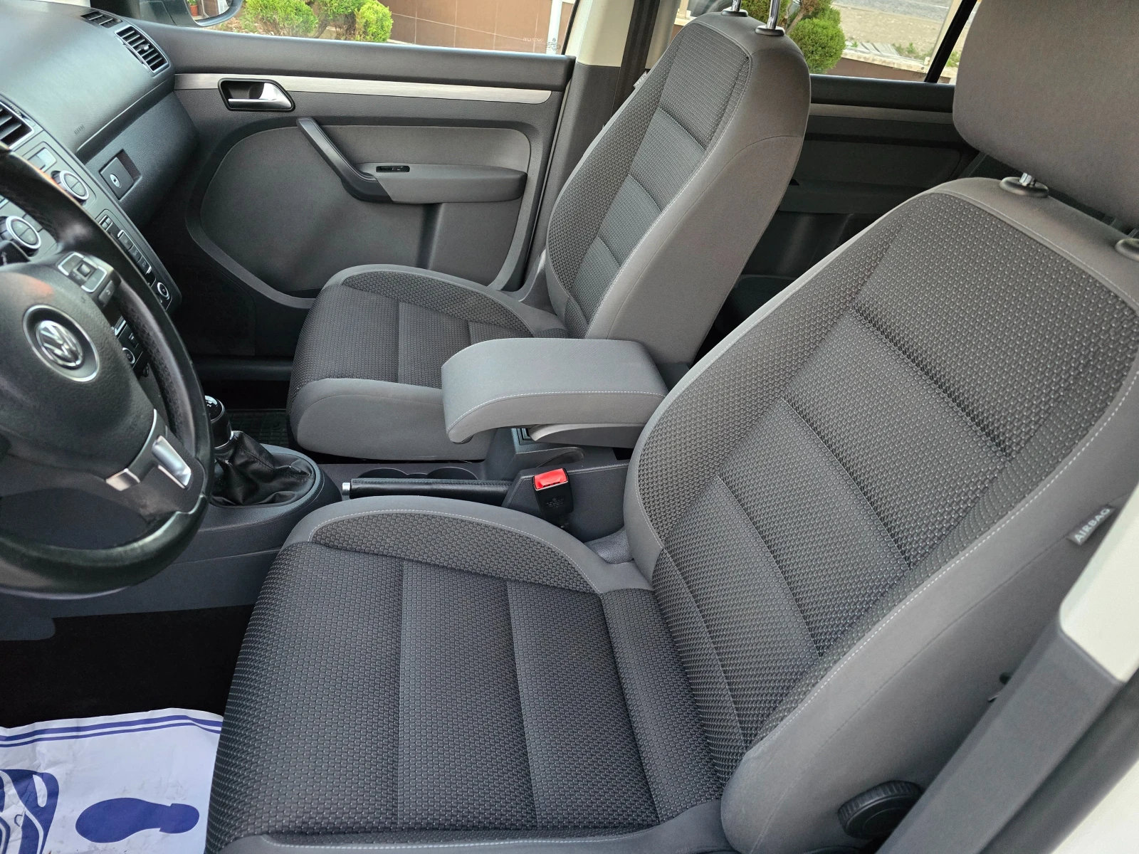 VW Touran 1.6TDI  EURO 5b ! ! НАВИГАЦИЯ, снимка 13 - Автомобили и джипове - 55059614
