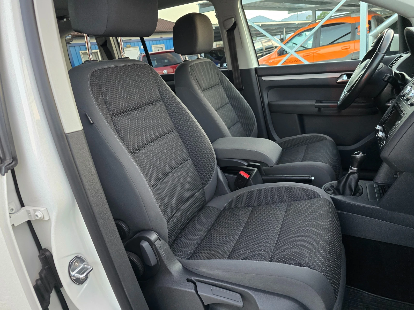 VW Touran 1.6TDI  EURO 5b ! ! НАВИГАЦИЯ, снимка 10 - Автомобили и джипове - 55059614