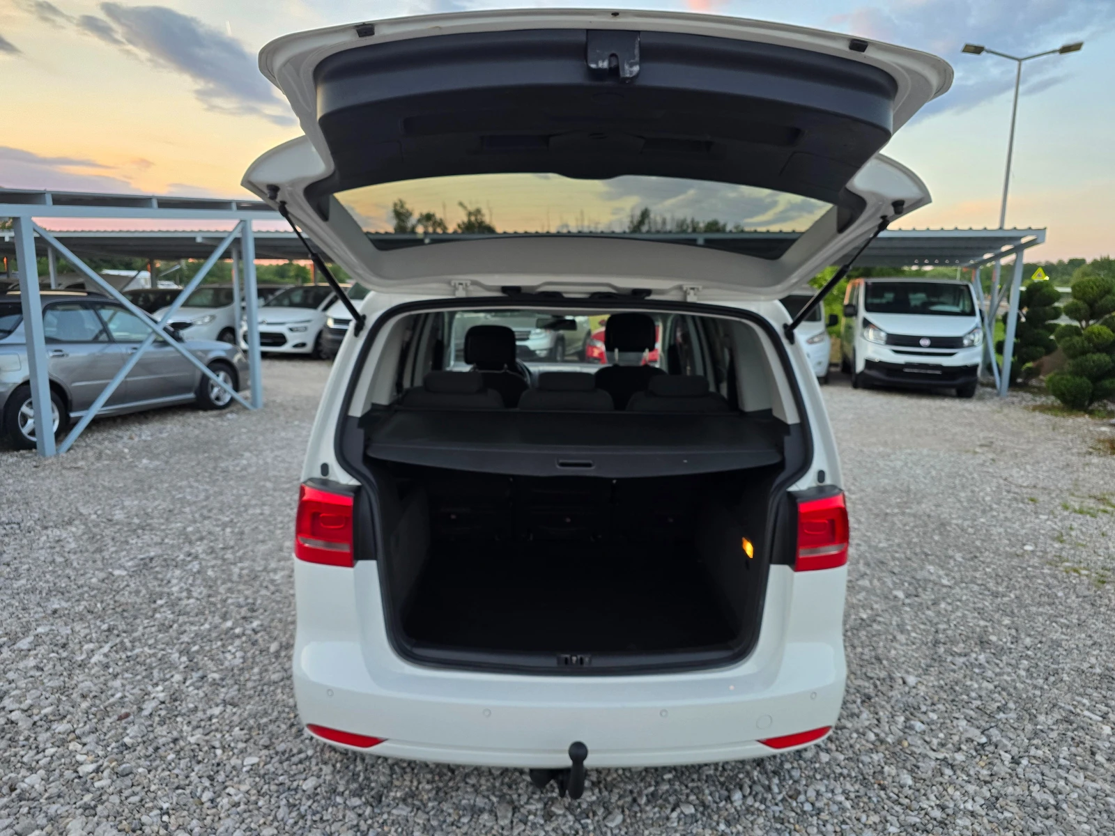 VW Touran 1.6TDI  EURO 5b ! ! НАВИГАЦИЯ, снимка 15 - Автомобили и джипове - 55059614
