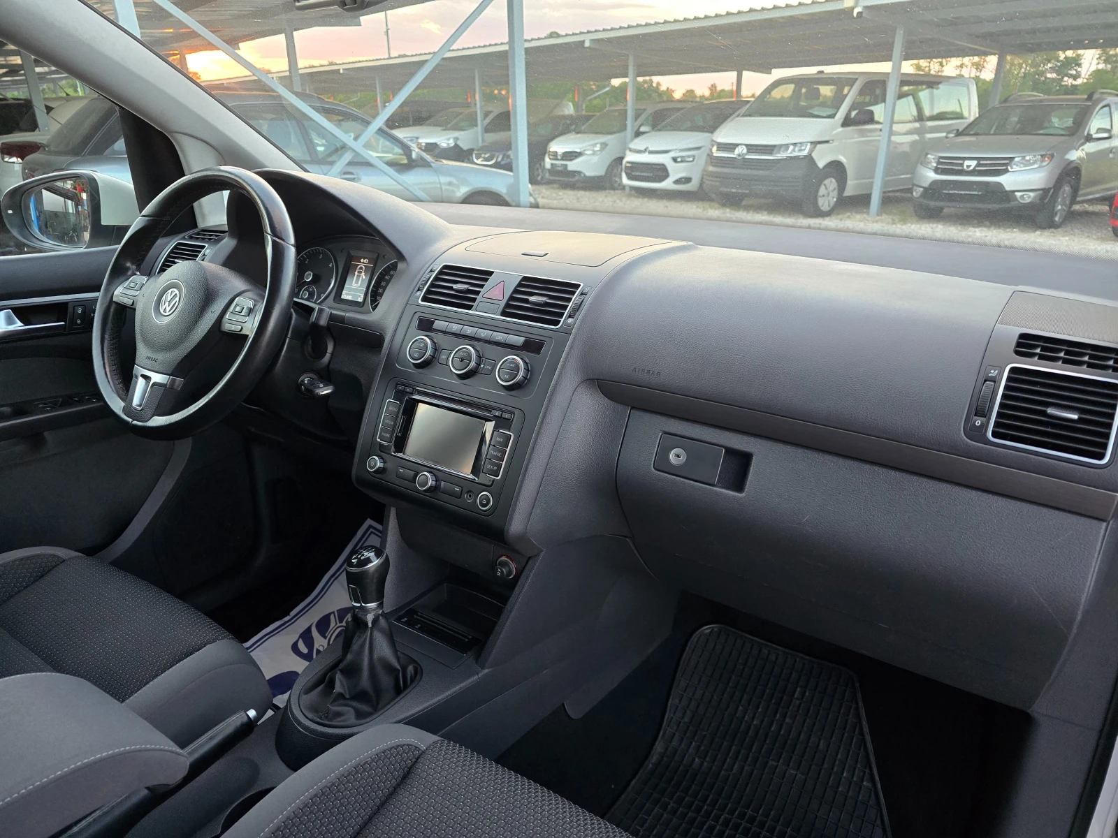 VW Touran 1.6TDI  EURO 5b ! ! НАВИГАЦИЯ, снимка 9 - Автомобили и джипове - 55059614