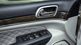 Jeep Grand cherokee SUMMIT * ДИСТРОНИК* ОБДУХВАНЕ* ДВА ЧИФТА ГУМИ/ДЖАН, снимка 13