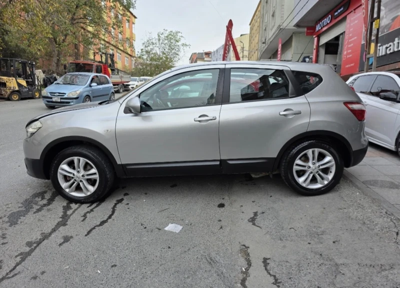 Nissan Qashqai 1.5 DCI, снимка 3 - Автомобили и джипове - 53191267