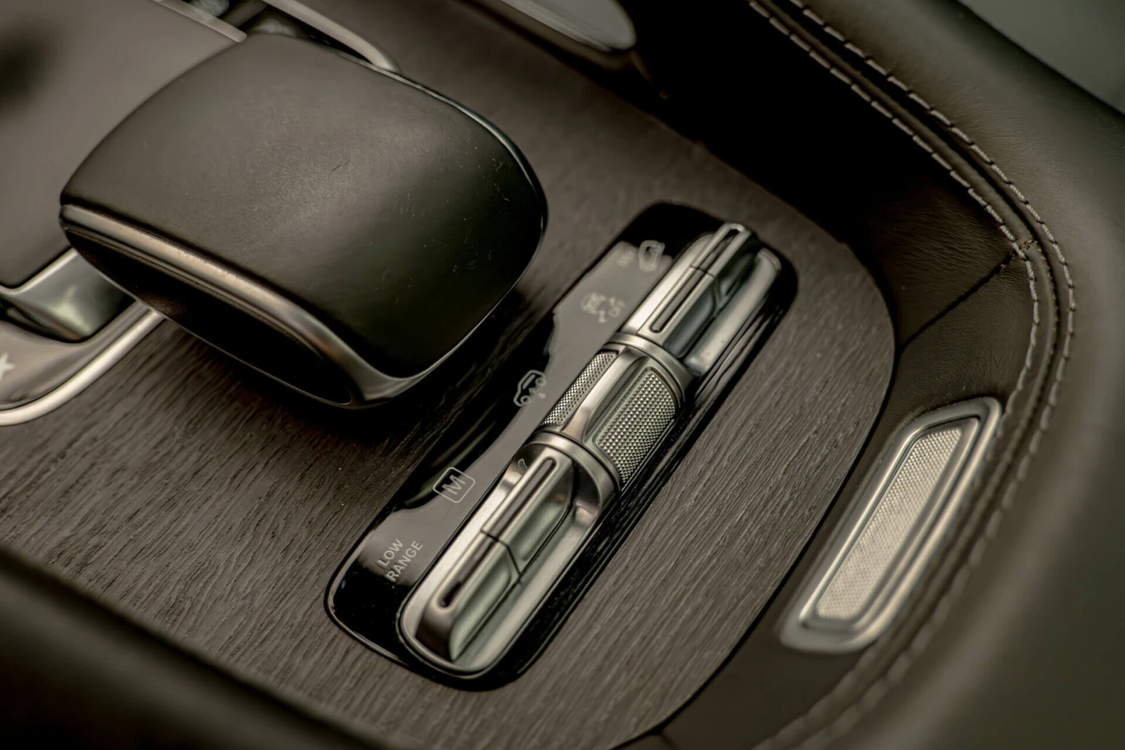 Mercedes-Benz GLE 580 AMG/Обдухване/Вакум/Алкантар/HuD/Burmester, снимка 11 - Автомобили и джипове - 53785372