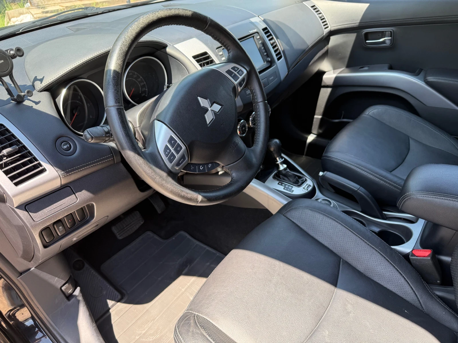 Mitsubishi Outlander, снимка 10 - Автомобили и джипове - 55470523