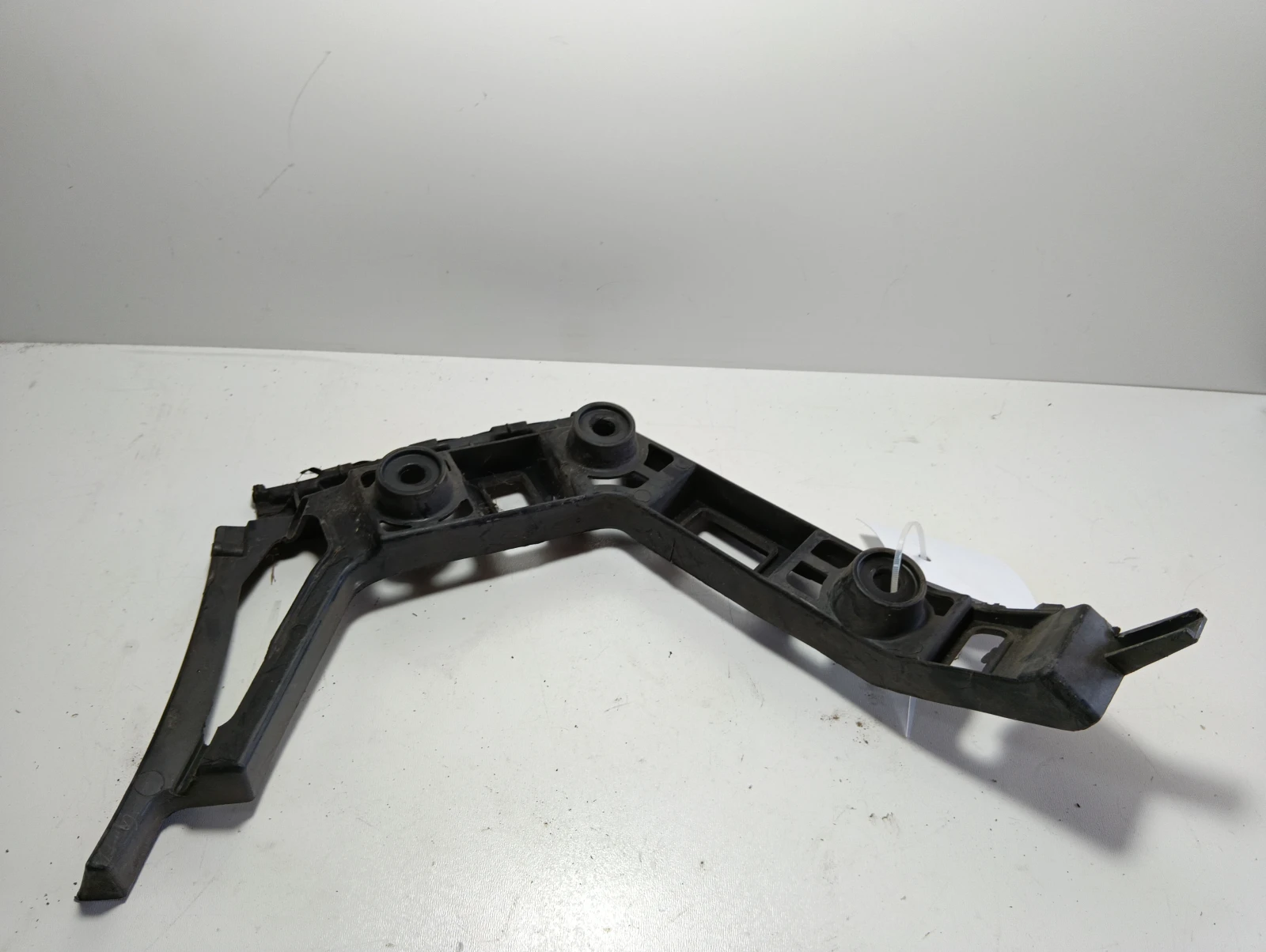 държач за задна броня (десен) 5K6807394 VW Golf