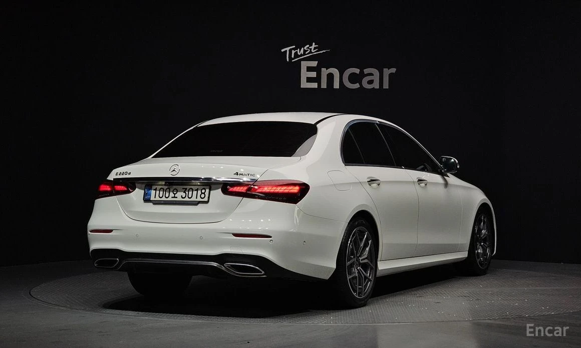 Mercedes-Benz E 220, снимка 2 - Автомобили и джипове - 54392487