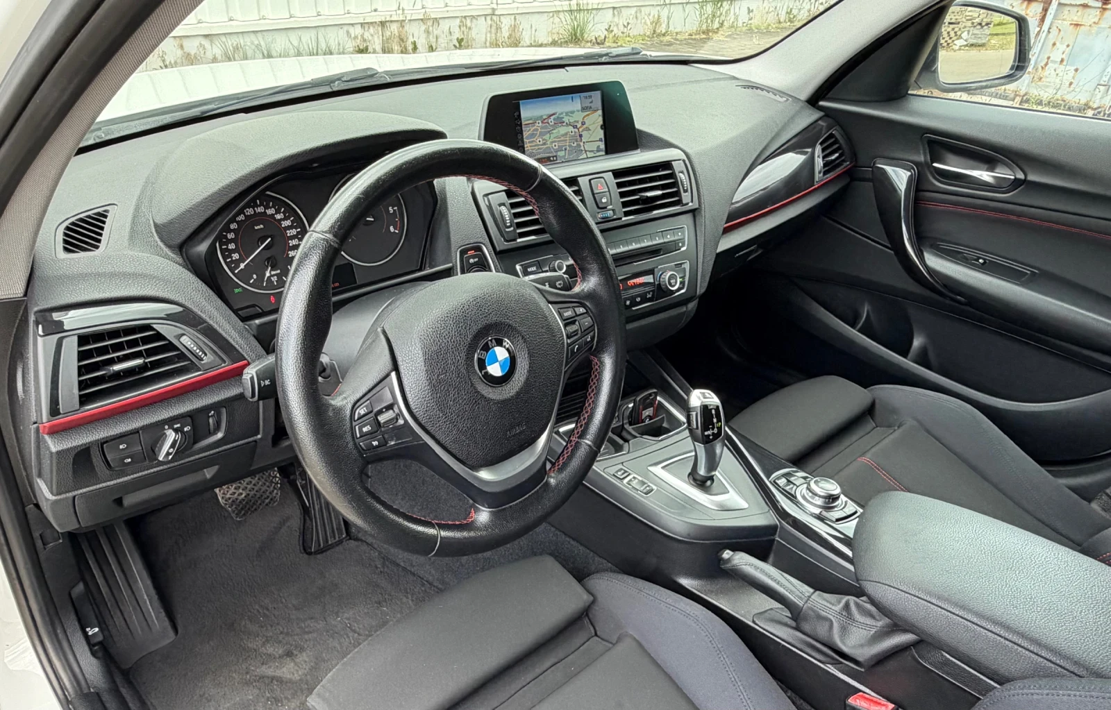 BMW 120 2.0d/SPORT/SHADOW LINE/PDC/LED/BI-XENON/TOP, снимка 12 - Автомобили и джипове - 55178861