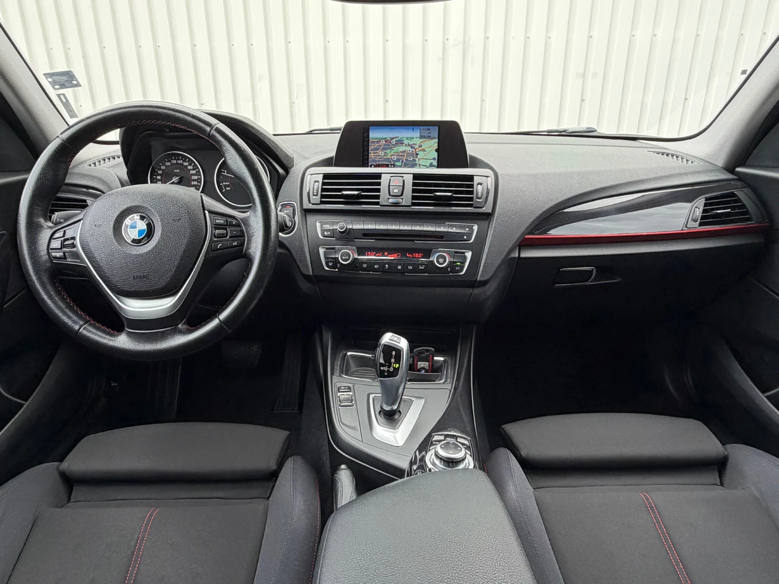 BMW 120 2.0d/SPORT/SHADOW LINE/PDC/LED/BI-XENON/TOP, снимка 13 - Автомобили и джипове - 55178861
