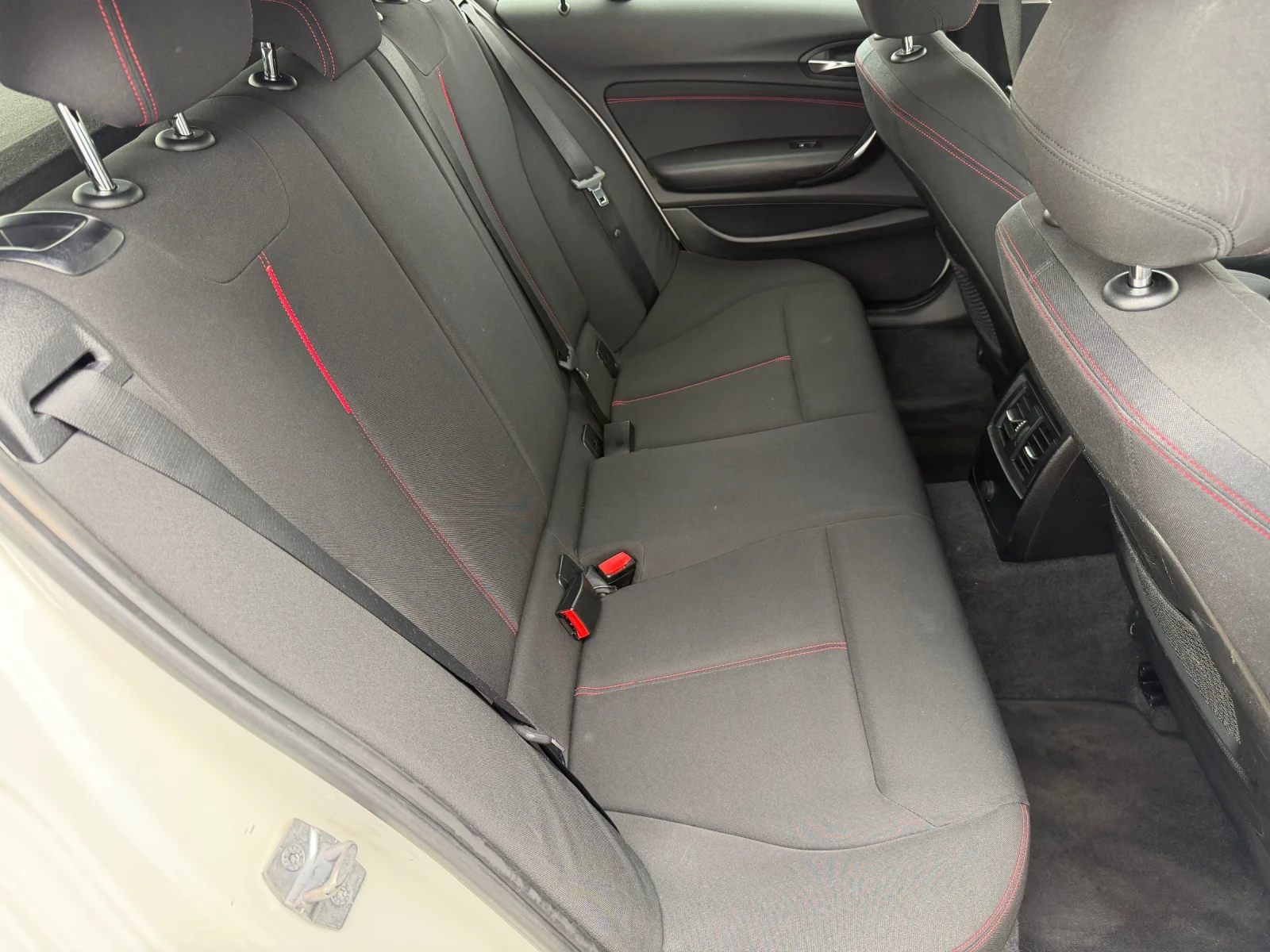 BMW 120 2.0d/SPORT/SHADOW LINE/PDC/LED/BI-XENON/TOP, снимка 10 - Автомобили и джипове - 55178861
