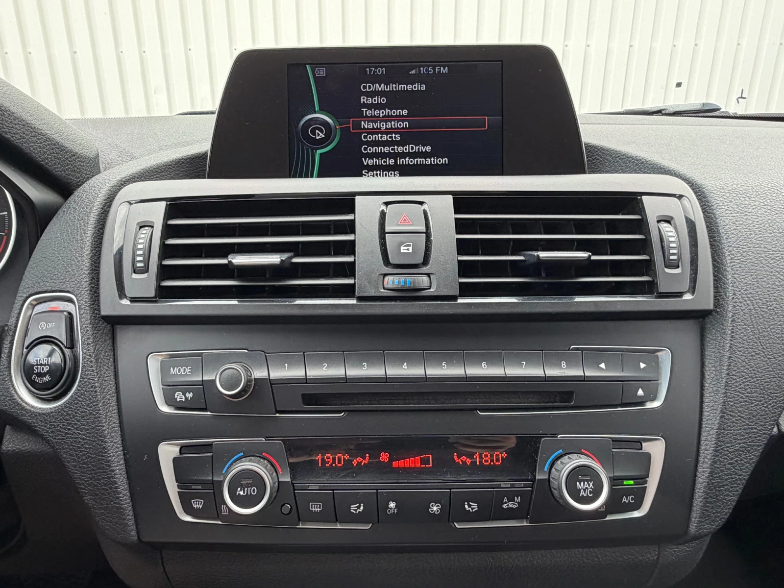 BMW 120 2.0d/SPORT/SHADOW LINE/PDC/LED/BI-XENON/TOP, снимка 15 - Автомобили и джипове - 55178861