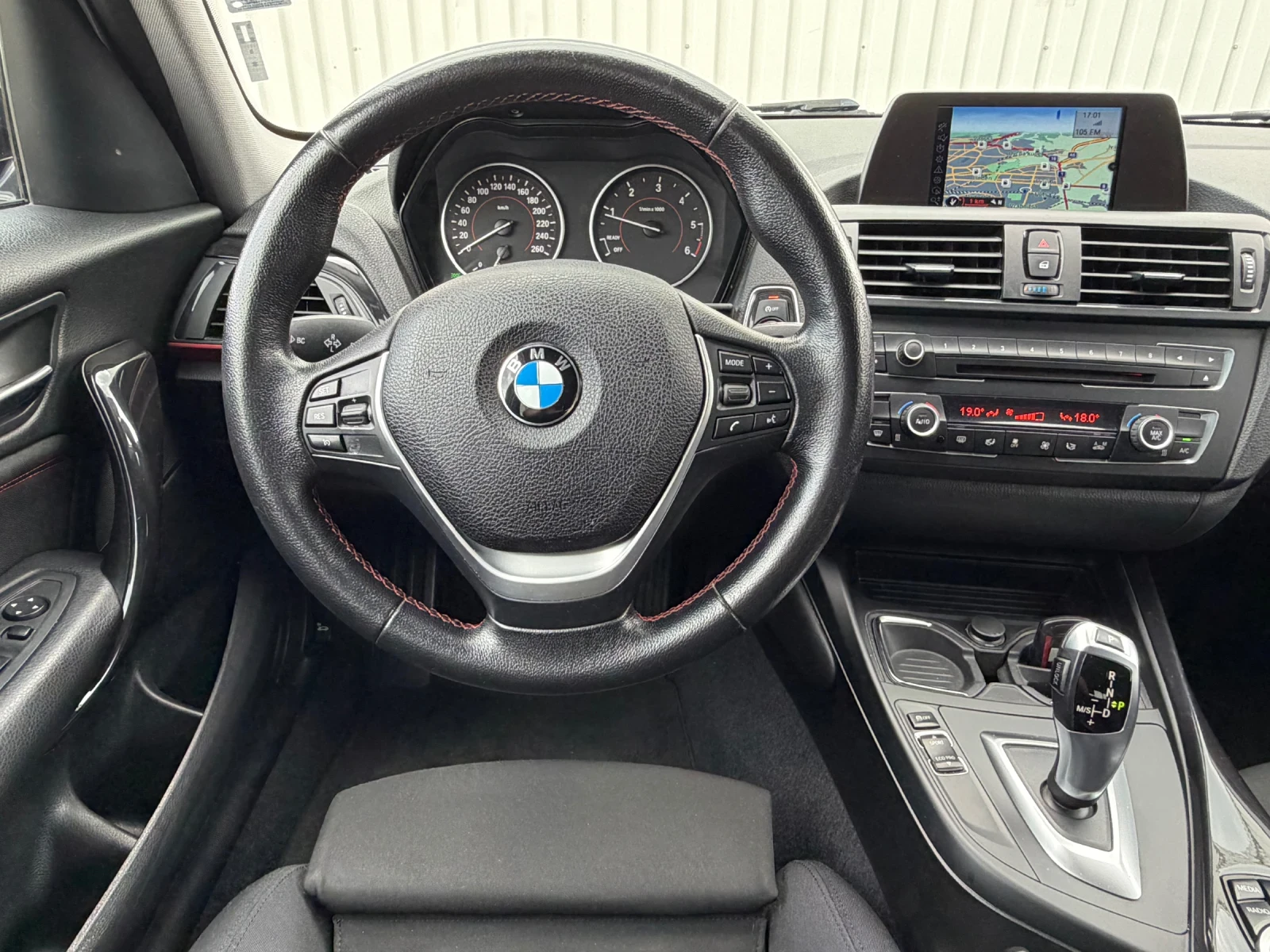 BMW 120 2.0d/SPORT/SHADOW LINE/PDC/LED/BI-XENON/TOP, снимка 14 - Автомобили и джипове - 55178861