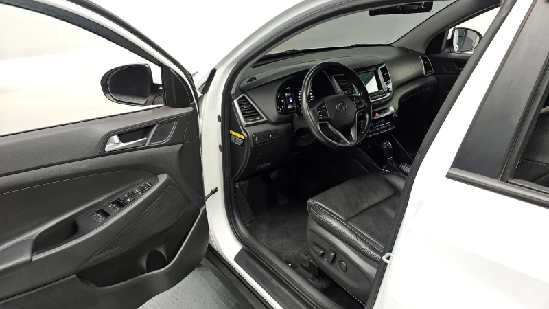 Hyundai Tucson 2.0 CRDI / АВТОМАТИК / СЕРВИЗНА ИСТОРИЯ !!!, снимка 5 - Автомобили и джипове - 53430277