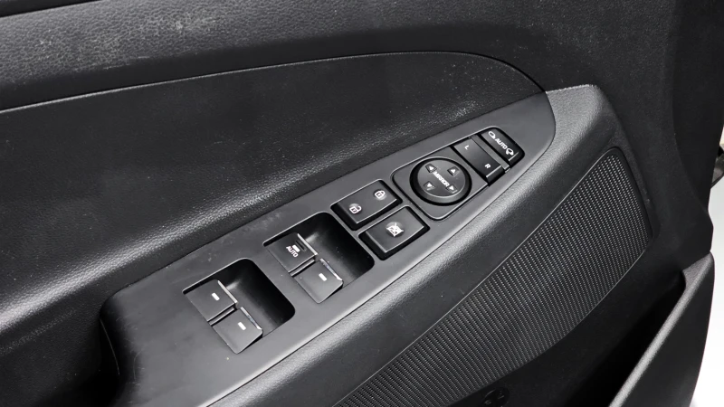 Hyundai Tucson 2.0 CRDI / АВТОМАТИК / СЕРВИЗНА ИСТОРИЯ !!!, снимка 14 - Автомобили и джипове - 53430277