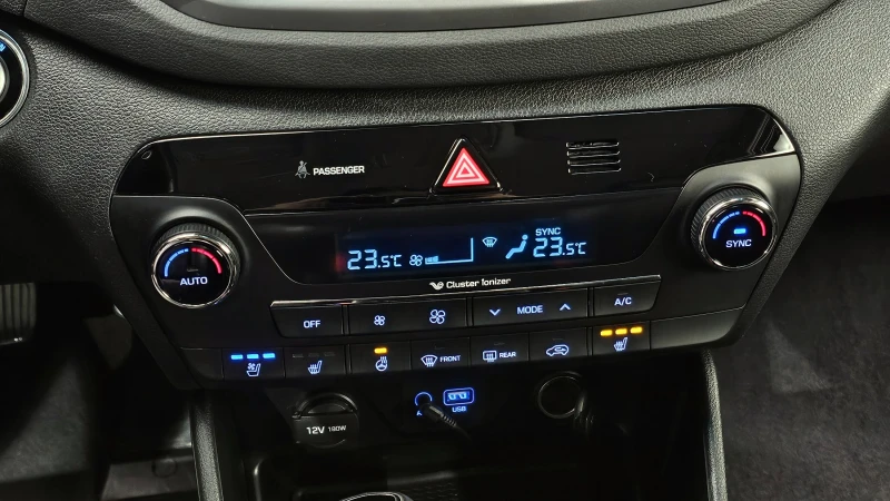 Hyundai Tucson 2.0 CRDI / АВТОМАТИК / СЕРВИЗНА ИСТОРИЯ !!!, снимка 11 - Автомобили и джипове - 53430277