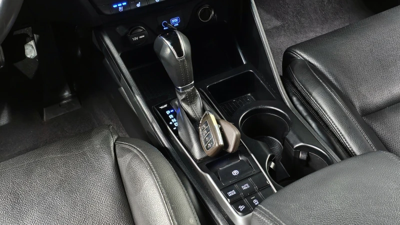 Hyundai Tucson 2.0 CRDI / АВТОМАТИК / СЕРВИЗНА ИСТОРИЯ !!!, снимка 13 - Автомобили и джипове - 53430277