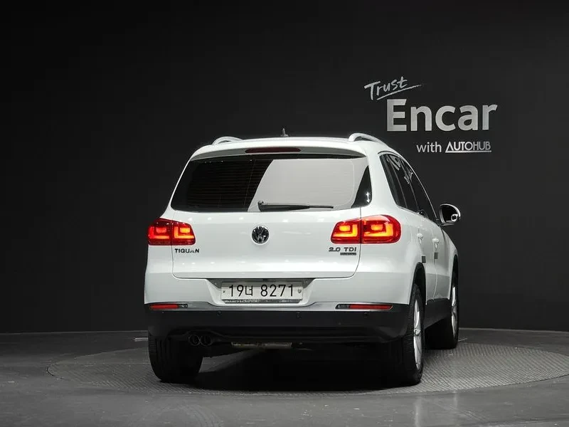 VW Tiguan 2.0 TDI, снимка 4 - Автомобили и джипове - 54302802