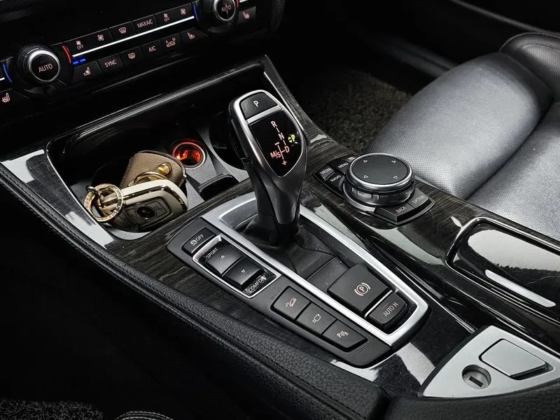 BMW 528 xDrive Luxury Plus, снимка 9 - Автомобили и джипове - 53860845