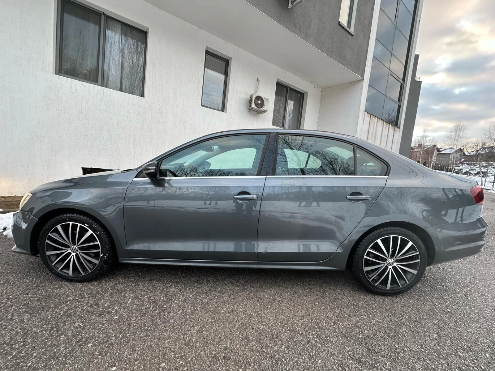 VW Jetta 2.0TDI / АВТОМАТИК / BLUEMOTION - изображение 4