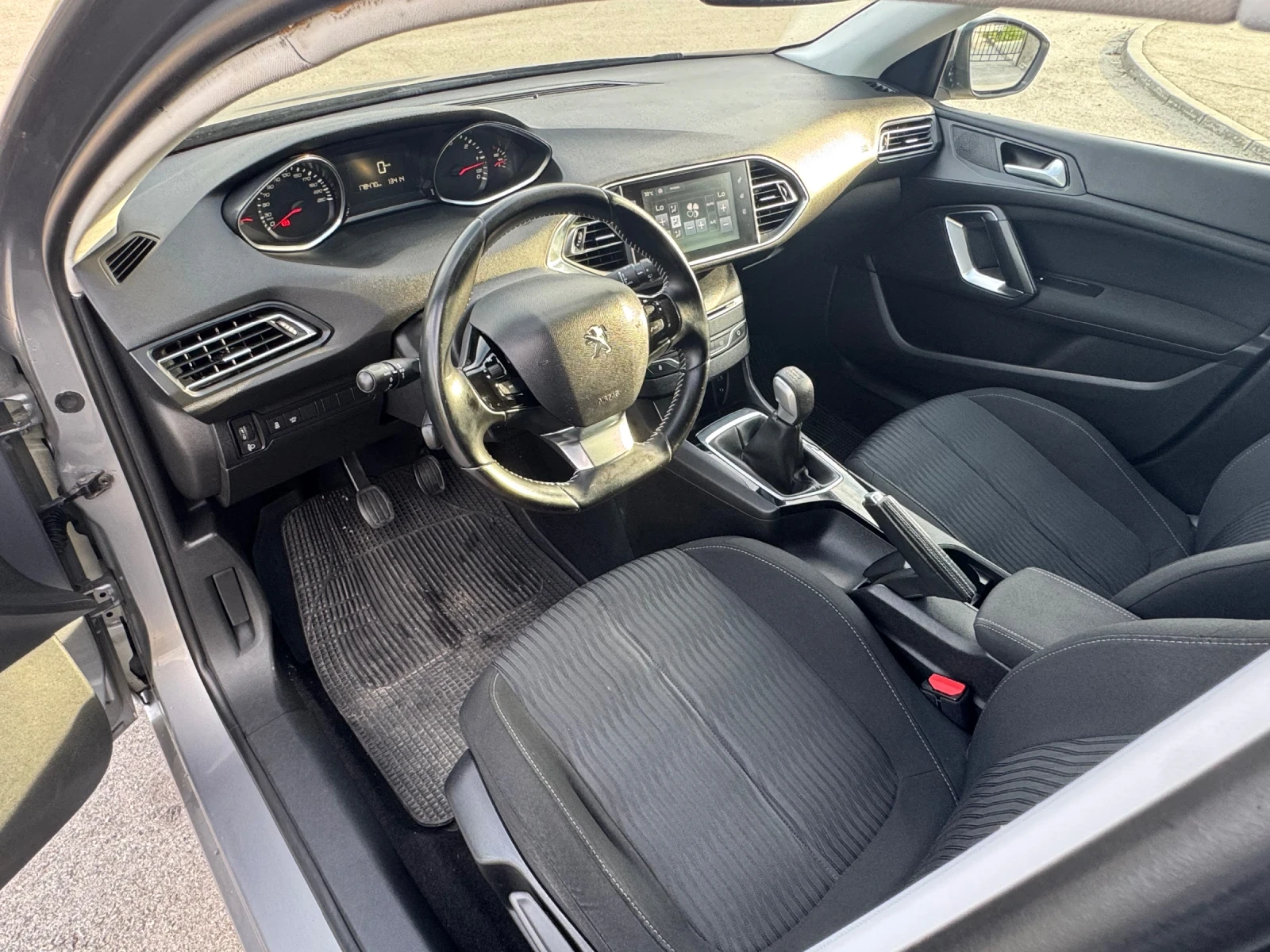 Peugeot 308 1.6 BlueHDI 99hp * Navi * LED * Bluetooth, снимка 9 - Автомобили и джипове - 55404349