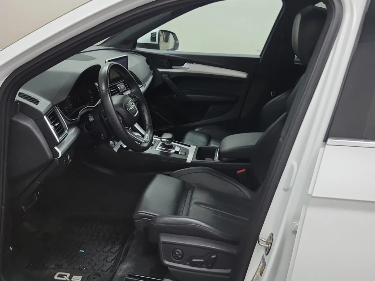 Audi Q5 TECHNIK * CARFAX * АвтоКредит * Цена до България*  - изображение 8