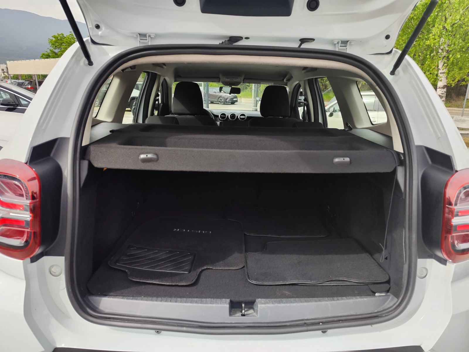 Dacia Duster 1.5DCi* 4X4* EURO6D* LED* CARPLAY* , снимка 14 - Автомобили и джипове - 54464035