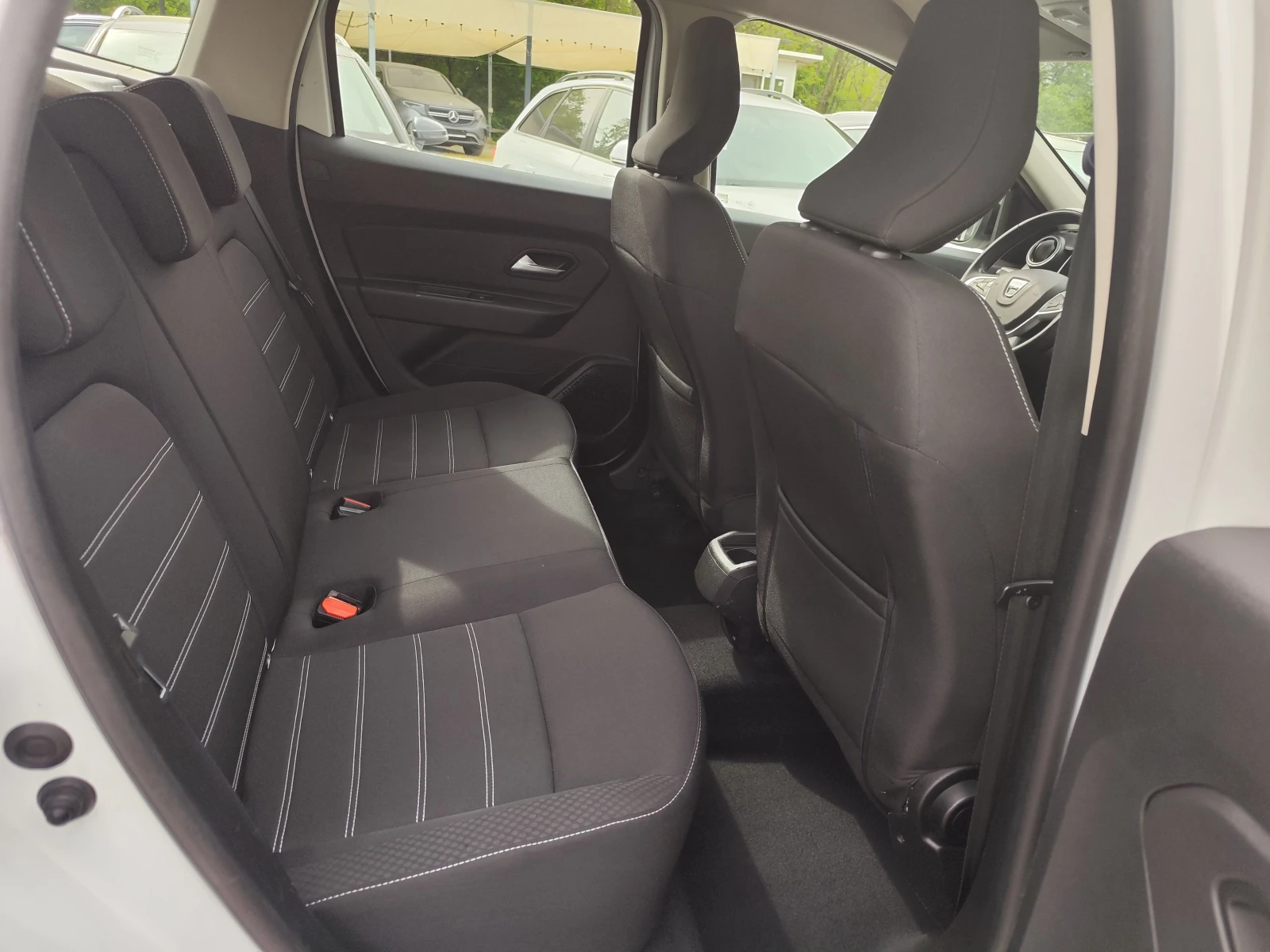 Dacia Duster 1.5DCi* 4X4* EURO6D* LED* CARPLAY* , снимка 11 - Автомобили и джипове - 54464035