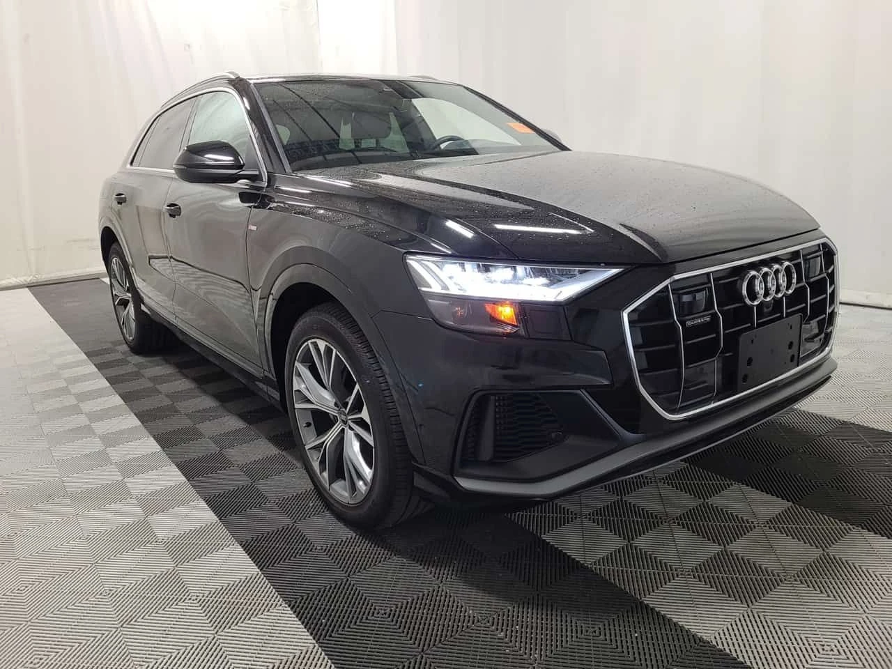 Audi Q8 S-Line * Един собственик * От VW * 12k km!!! * , снимка 2 - Автомобили и джипове - 55084354