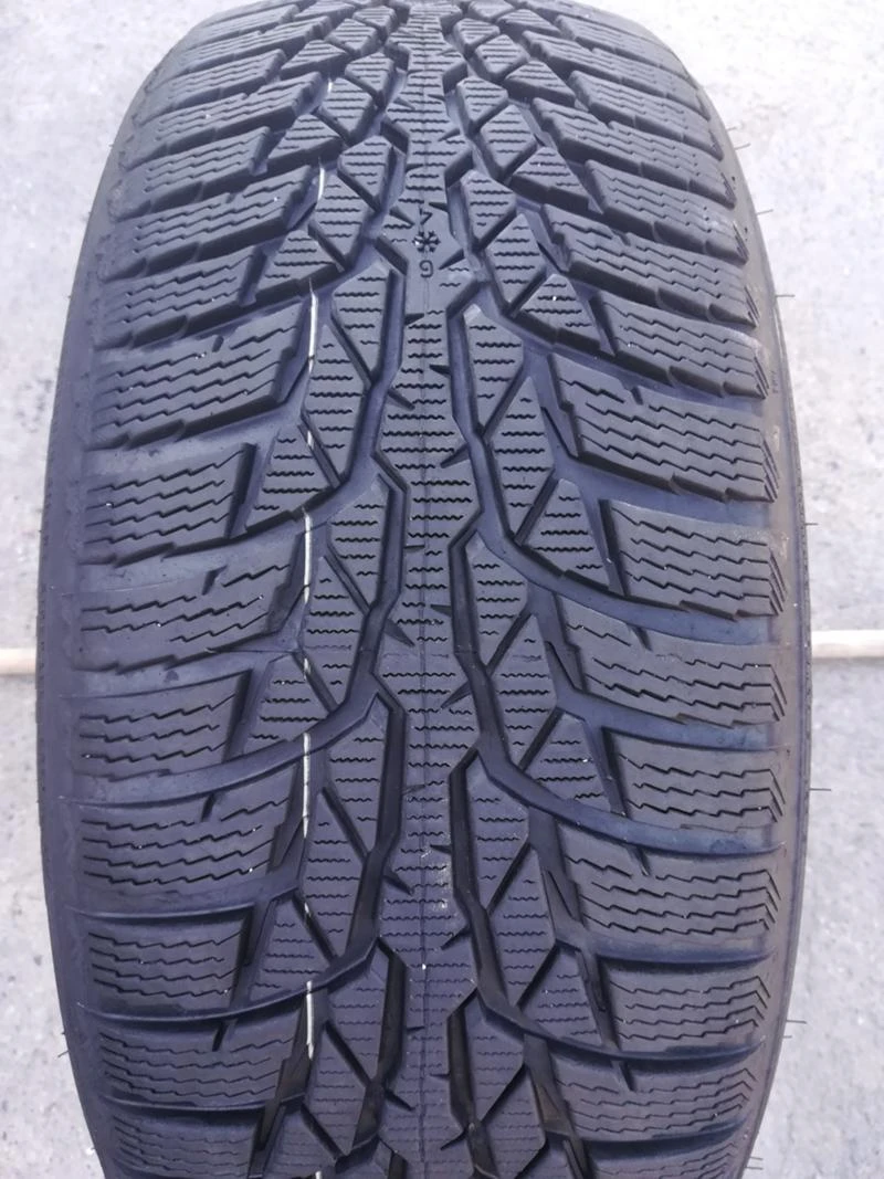 Гуми Зимни 205/50R17, снимка 1 - Гуми и джанти - 29984052