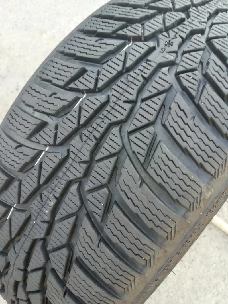 Гуми Зимни 205/50R17, снимка 2 - Гуми и джанти - 29984052