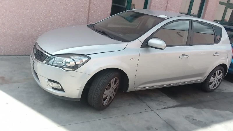 Kia Ceed 1.6crdi face 4br, снимка 3 - Автомобили и джипове - 47491891