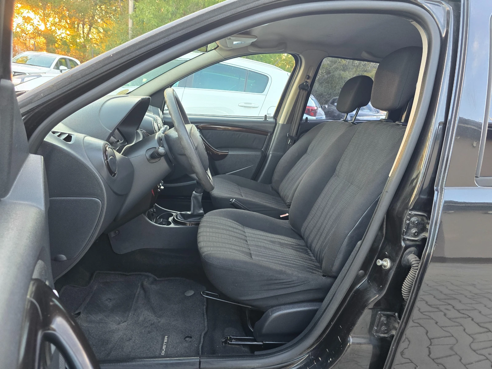 Dacia Duster 1.6 Бензин-Газ, само 110000км.! - изображение 6