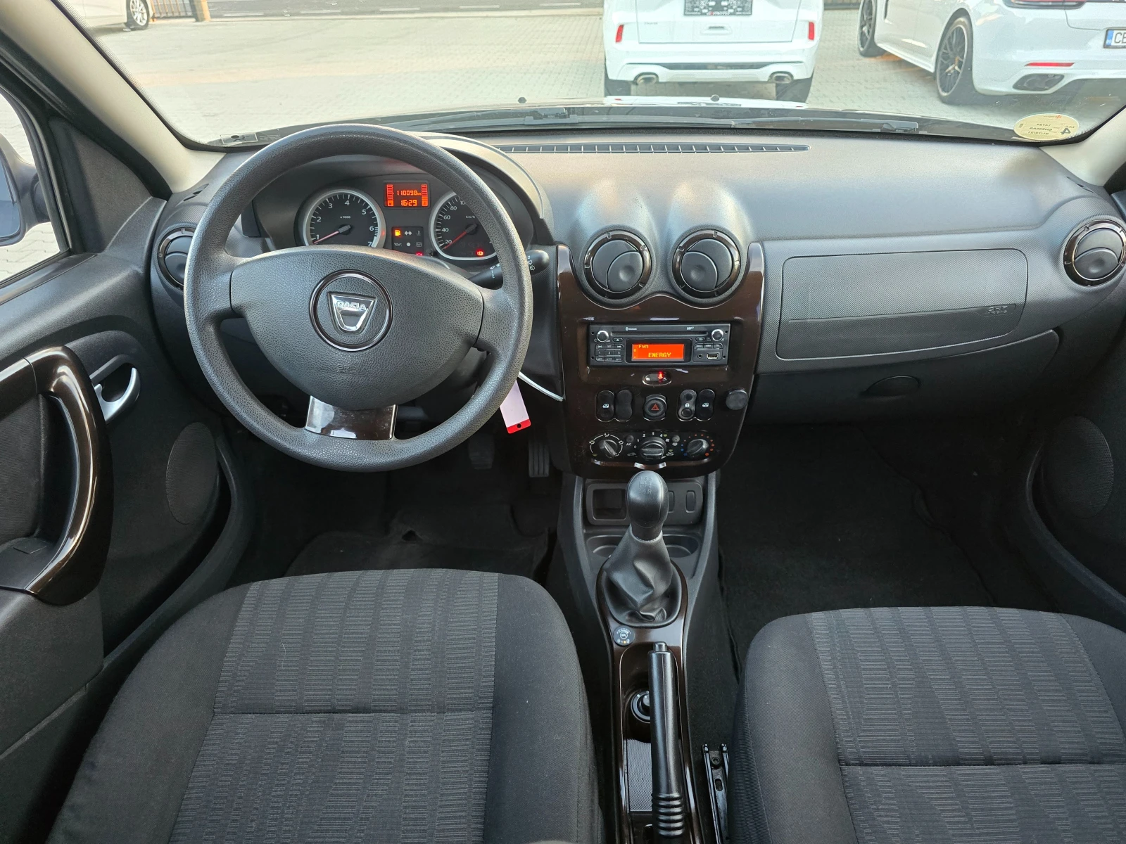Dacia Duster 1.6 Бензин-Газ, само 110000км.! - изображение 7