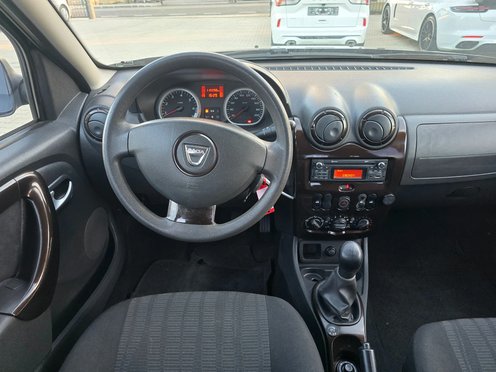 Dacia Duster 1.6 Бензин-Газ, само 110000км.! - изображение 8