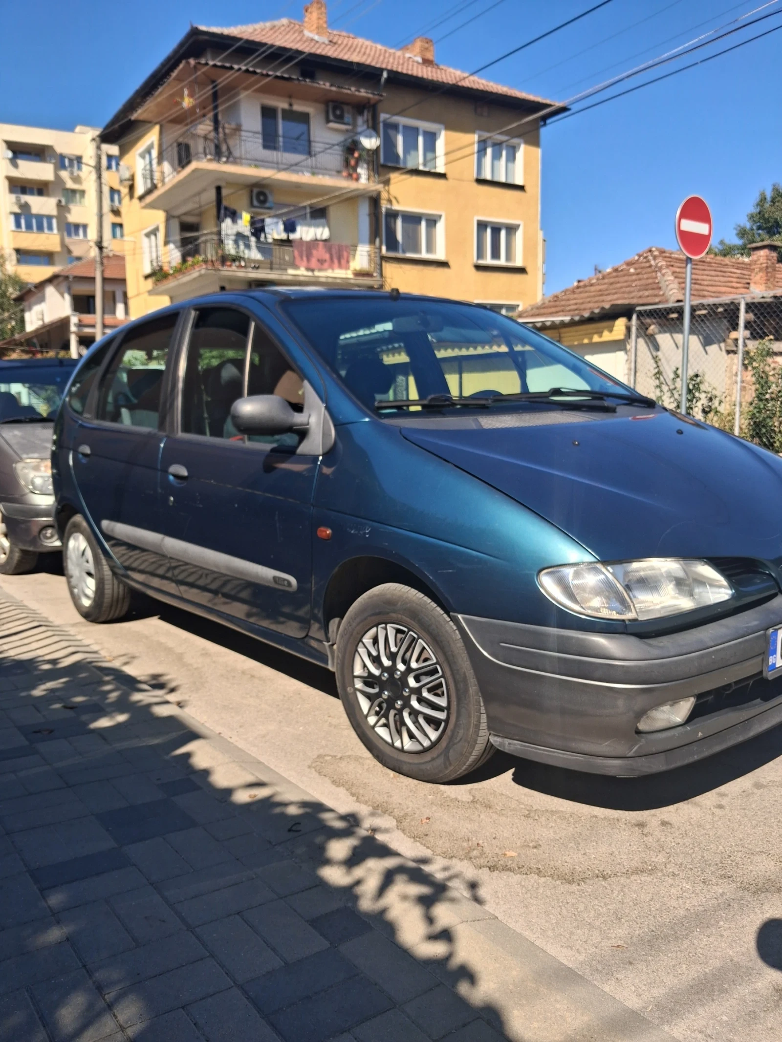 Renault Scenic 1.6 90кс Klima, снимка 9 - Автомобили и джипове - 55737525