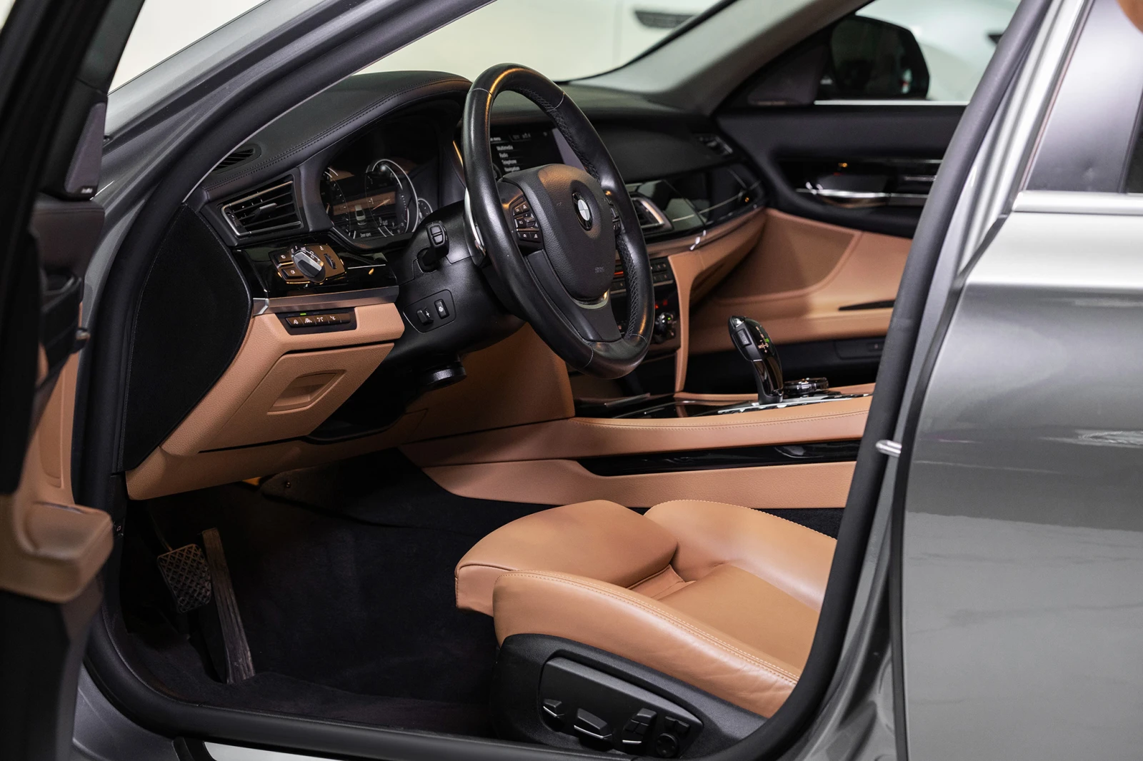 BMW 750 xDrive * Вакум на вратите * Харман/Кардон *  - изображение 7