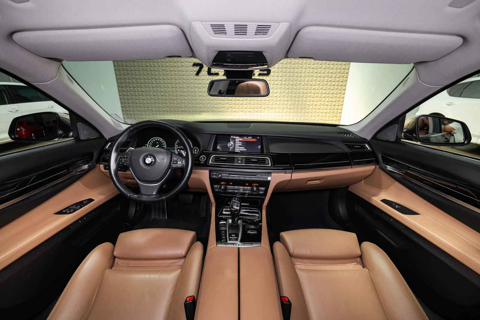 BMW 750 xDrive * Вакум на вратите * Харман/Кардон *  - изображение 9