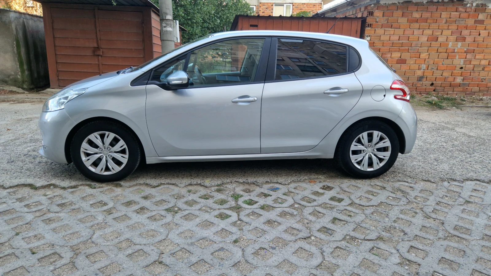 Peugeot 208 1.6 hdi, снимка 2 - Автомобили и джипове - 54123598