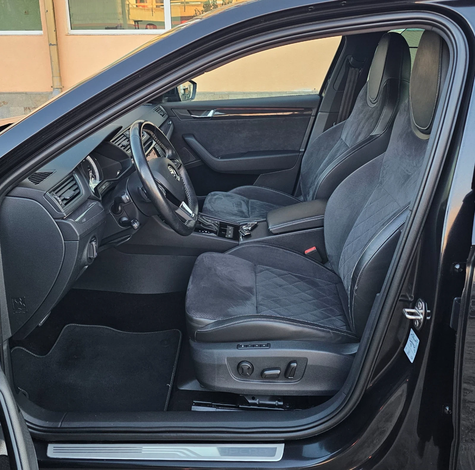 Skoda Superb 2.0TDI 190к.с. 4х4 SportLine Canton CarPlay ACC, снимка 8 - Автомобили и джипове - 55696789