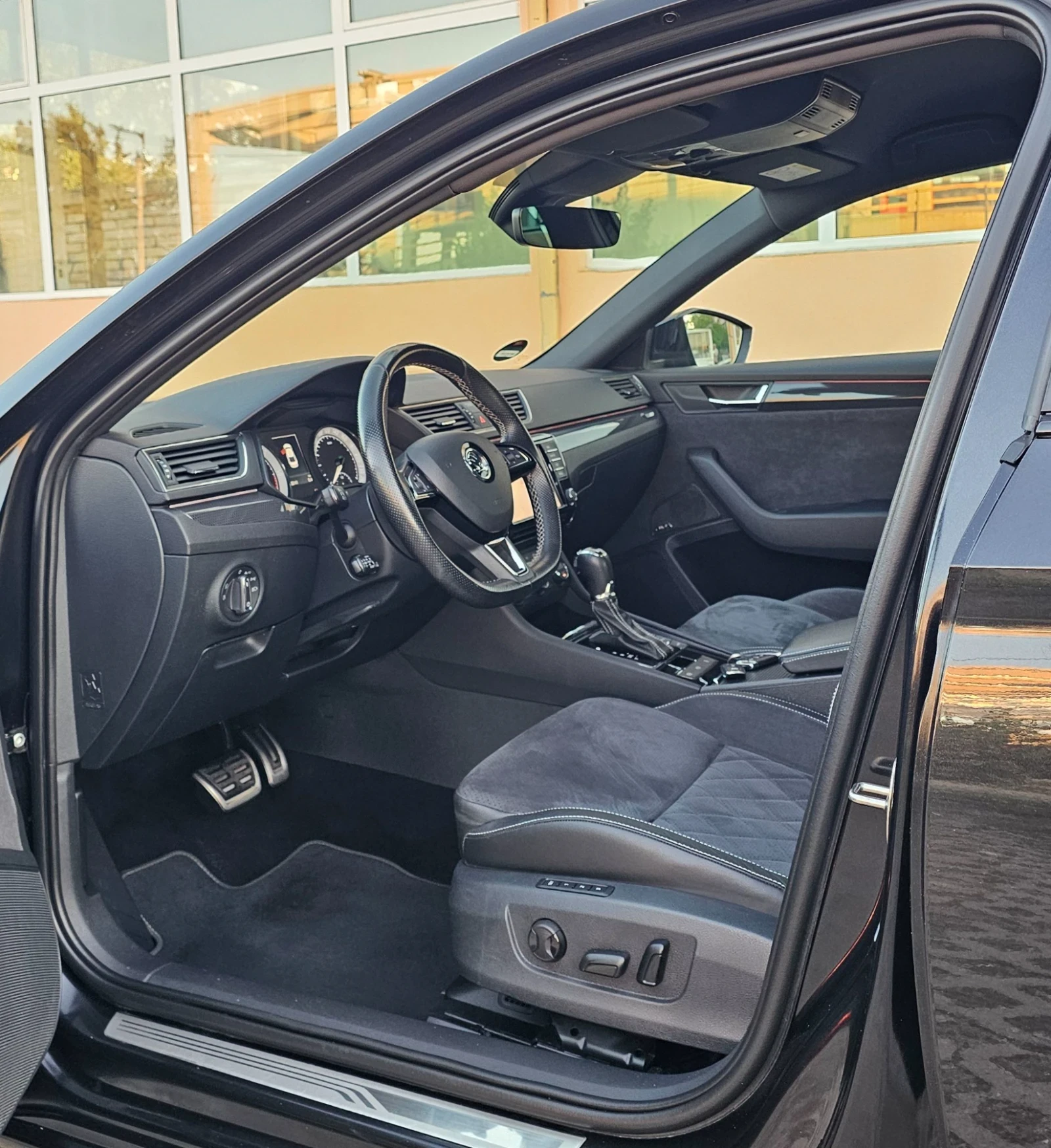 Skoda Superb 2.0TDI 190к.с. 4х4 SportLine Canton CarPlay ACC, снимка 7 - Автомобили и джипове - 55696789