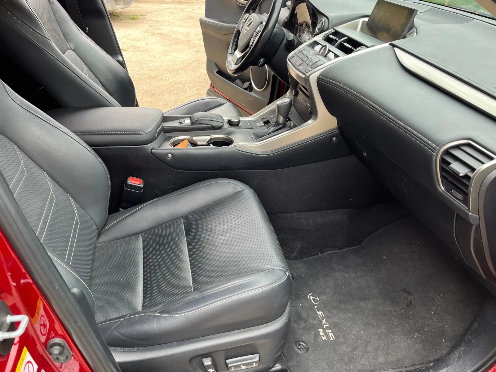 Lexus NX 300h, снимка 13 - Автомобили и джипове - 54786423