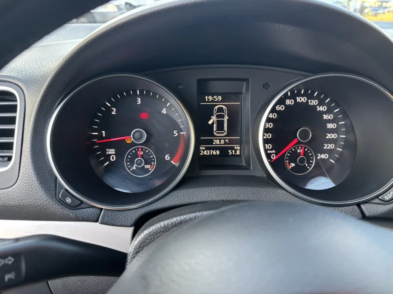 VW Golf 1.6 TDI, снимка 8 - Автомобили и джипове - 50595601