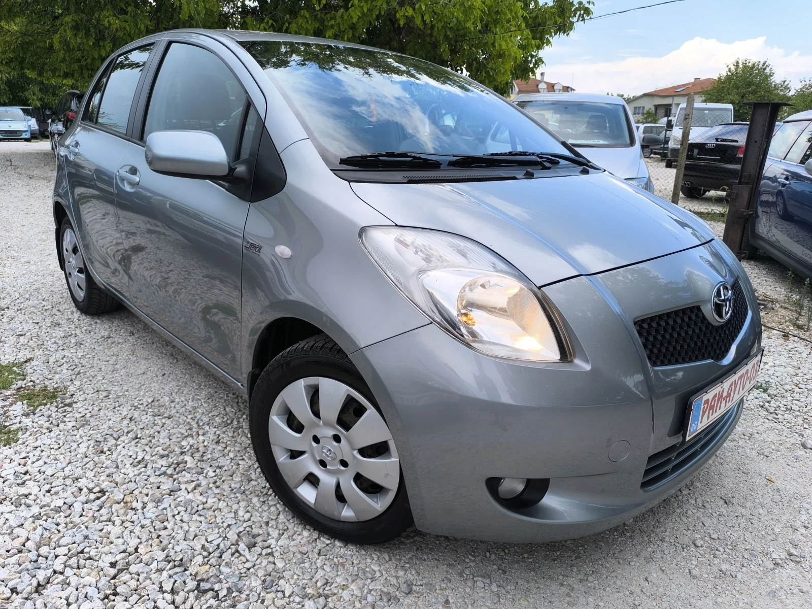 Toyota Yaris 1.3 бензин 08г. - изображение 3